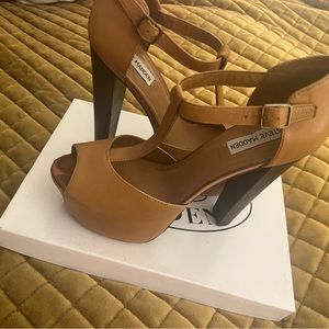 Leather T-Strap Peep toe Steve Madden Platforms